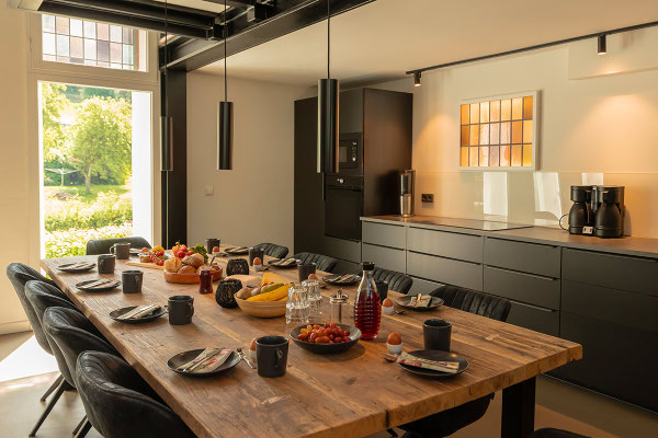 Innenansicht des Essbereichs der modern als Ferienhaus ausgebauten "Kleinen Kapelle"