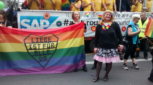 Lena auf dem Christopher Street Day 2015 in Berlin. Der SAP-Truck hatte nach meinem Empfinden die beste Mugge und das fanden die anderen Mädels (allesamt skandinavische Rammstein-Fans) mit dem Transparent "Liebe ist für alle da" auch.