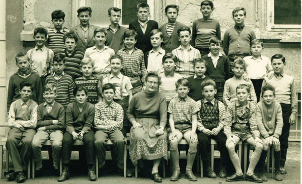 Peter in der Volksschule Graz/Wieland 1955 2.Reihe von oben-2.von links-Schulfreunde meldet euch bei Peter!!! 1.Reihe-Mitte- Klassenvorstand Frau FL Eschner