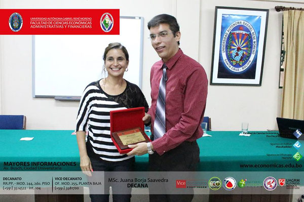 Distinción de la Facultad de Ciencias Económicas (UAGRM) al conseguir un premio ganador del 7mo. Encuentro de Economistas de Bolivia, Santa Cruz, 3 de Septiembre de 2014.