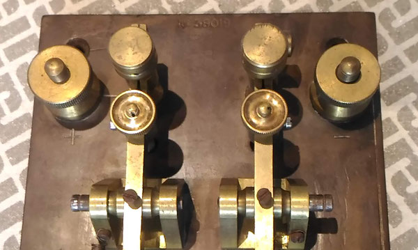 Late Submarine Muirhead transatlantic key - particular of rear operator side with batterie terminals write + and --