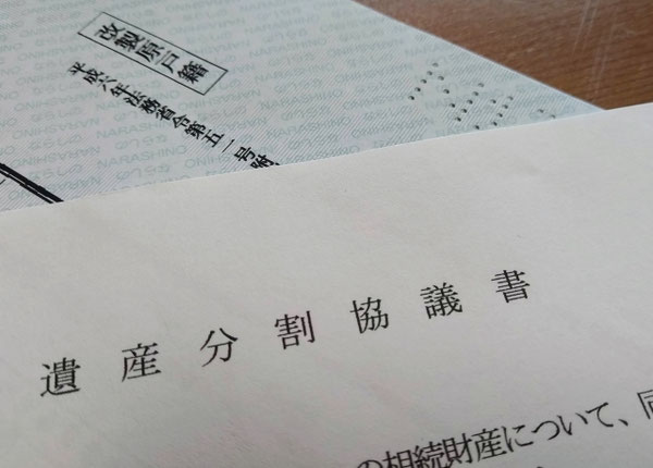 書類にサインする男性