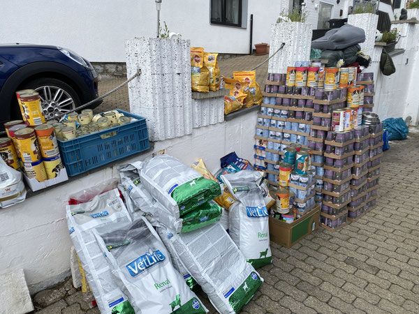 Vor dem Einladen der Spenden in Mariannes Wagen