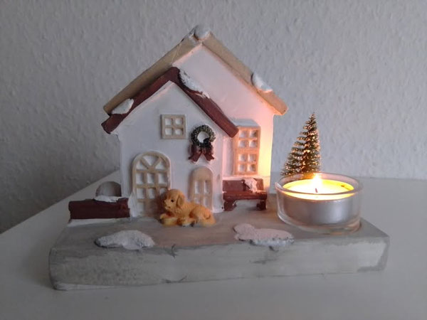 Stimmungsvolle winterliche Deko mit Teelicht. Zu bekommen in unserem Spendenflohmarkt.
