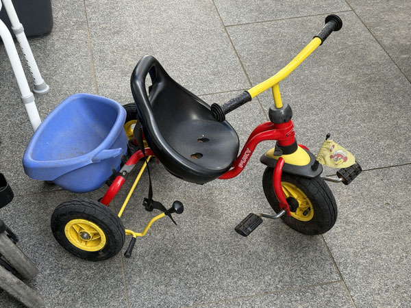 Große Freude auch über dieses Kinder-Dreirad