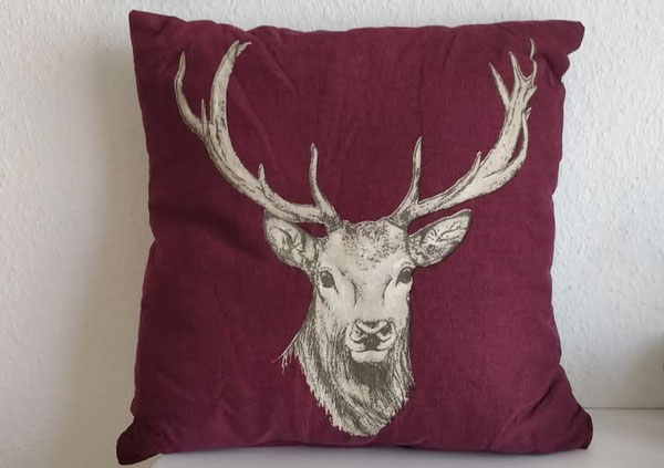 So ein Kissen aus dem Spendenflohmarkt schafft ein kuscheliges zu Hause