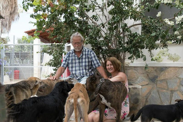 Martina und Lambert mit einigen ihrer Schützlinge
