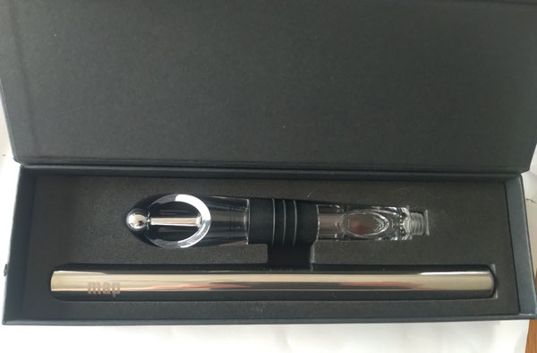 Ein Weinkühlerstab, ein edles Geschenk - in unserem Spendenflohmarkt zu bekommen