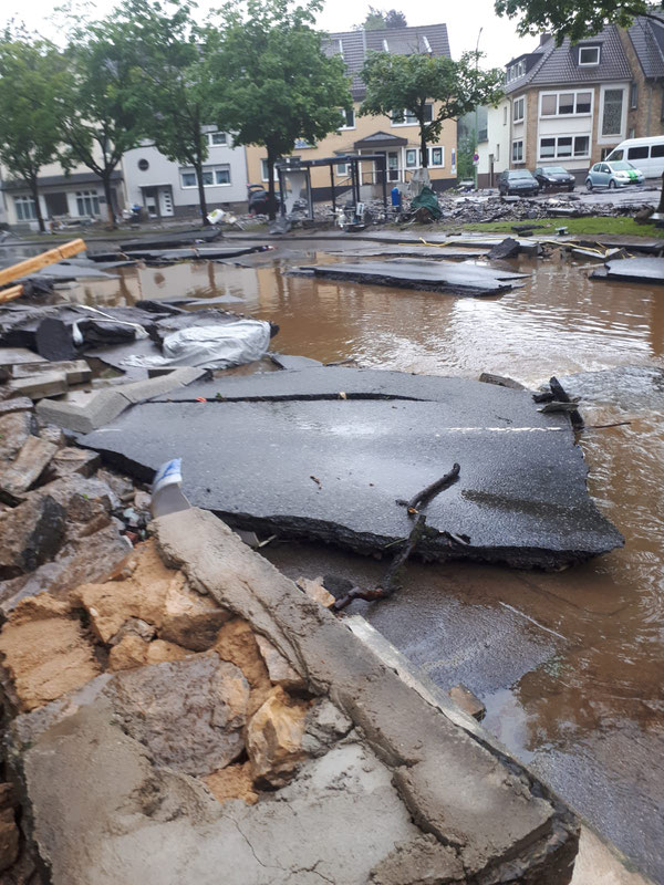 Die Hauptstraße von Vicht nachdem das Wasser weg ist