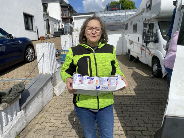 Marianne ist glücklich über so viel tolles Futter