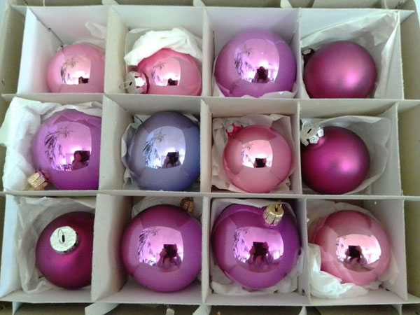 Ein paar Kugeln aus dem Spendenflohmarkt und schon wird jeder Baum zum Christabaum - auch draußen