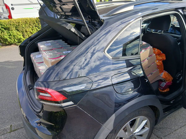 Das beladene Auto von Frau Zimmermann von der Katzenhilfe Aachen