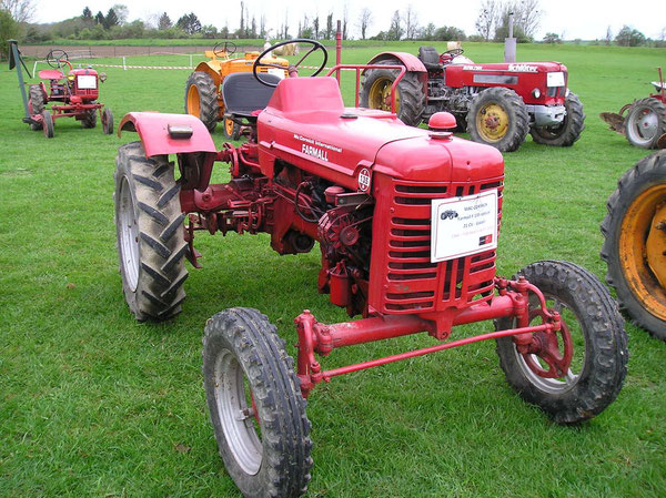 20, Farmall F 135 D spécial