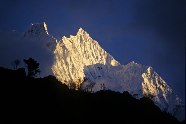 Thamserku  6623 m sunset