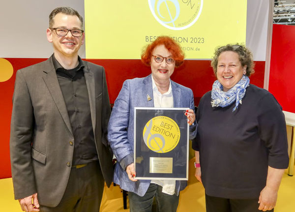 Verleihung des Deutschen Musikeditionspreises Best Edition 2023 auf der Leipziger Buchmesse, v.l.n.r.: Clemens Scheuch (Geschäftsführer Bärenreiter Verlag, Vizepräsident des DMV), Evelin Förster (Preisträgerin), Birgit Böcher (Geschäftsführerin DMV)