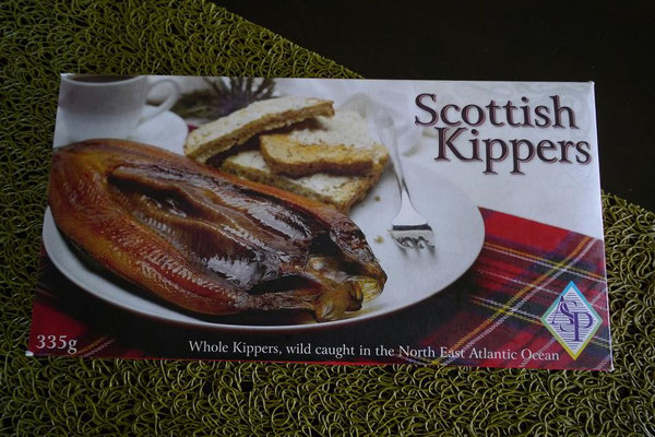 Scotish Kippers。 $5.90-で割と値段も良心的。 大きめの開きが２尾入っている。