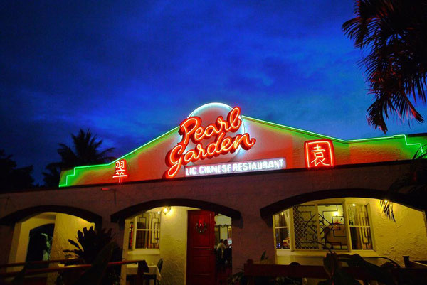その名も、Pearl Garden ~翠園~。 東南アジアっぽいネオンが印象的。