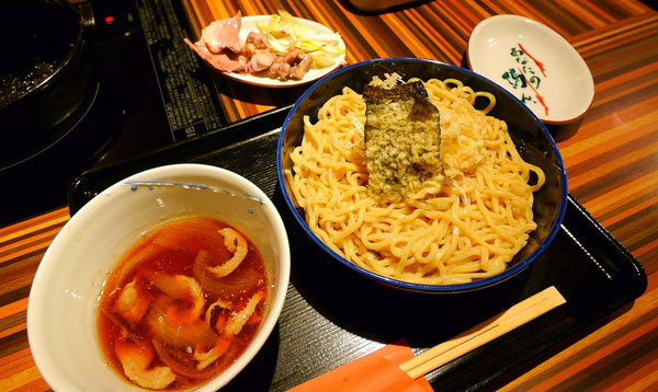 つけ麺。麺の太さが３種類から選べます。ダシがウマイ！ゴクっと最後は一気飲み。