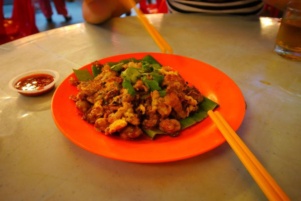第2位は、マレーシアペナン島の屋台で食べた「フライドオイスター(牡蠣の炒め物)」。ビールがすすむー!