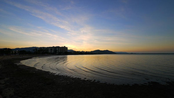 Pierの桟橋の方に歩いていけば、街全体が夕焼けの中に見渡せます。