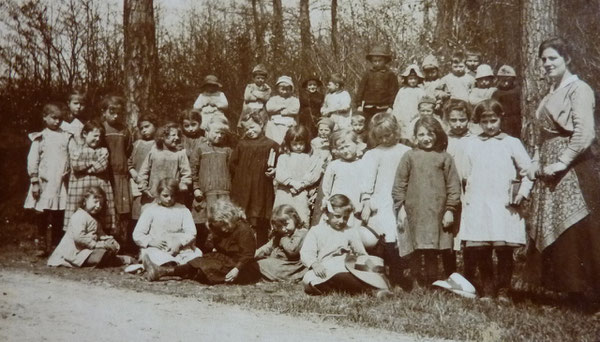 Institutrice : Yvonne Jacquot , en fonction à Sauville avec son père en 1918/1919 ( école de filles )