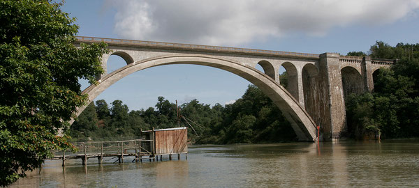 Pont de Lessart . Cabane de pêcheur au carrelet.