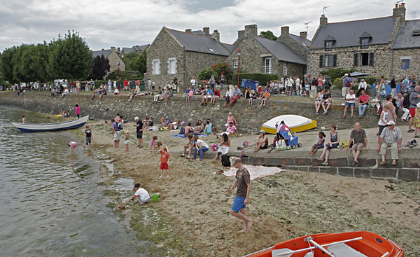 Imagirance- du monde sur la plage de saint Suliac