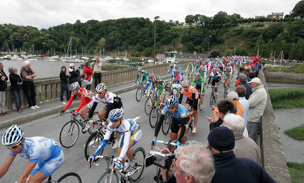 Le Tour de France passant sur le pont de Lyvet
