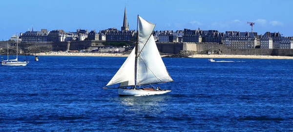 Imagirance- Navigation devant la ville fortifiée de Saint Malo