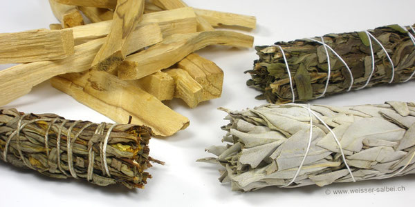 Für reinigende Ausräucherungen gibt es Räucherbündel & Hölzchen