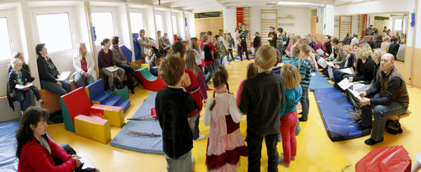 Palsonntag - Kinderwortgottesdienst im Bewegungsraum des Kindergartens