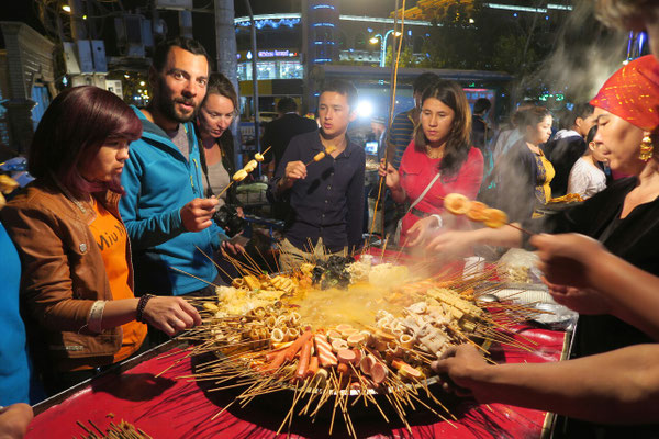 On goûte les brochettes mystère sur un stand de rue