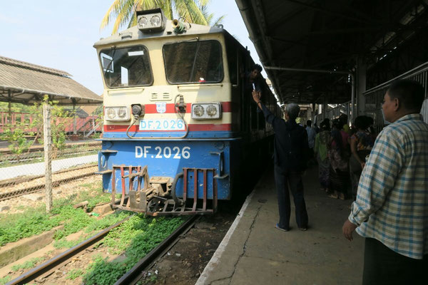Gare de Bago : terminus, tout le monde descend du vélo!