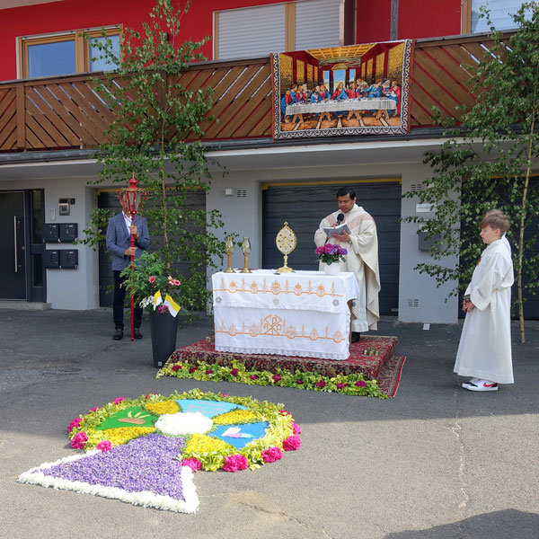 Andacht am Fronleichnamsaltar im Ortsteil Pimperlas