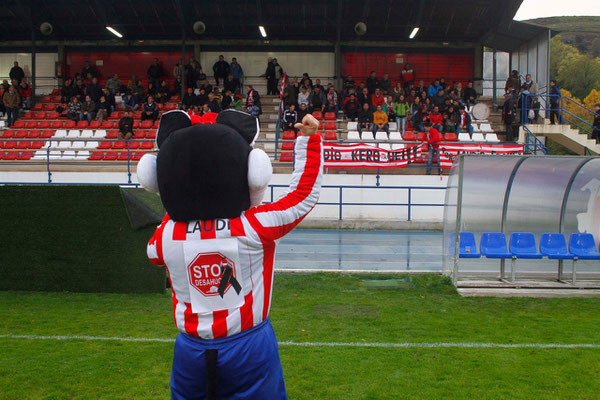 Laudi, la mascota del Laudio, muestra el mensaje contra los desahucios. Foto: Jose Montes.