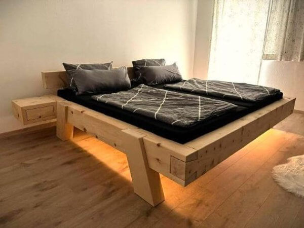 Modernes Zirbenholzbett mit elegant schrägen Füßen