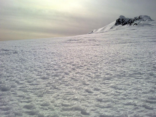Mar de hielo bajo cielos árticos