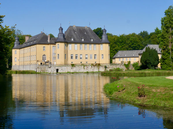 Gartenreise Deutschland: Schloss Dyck mit Wassergräben bei Jüchen