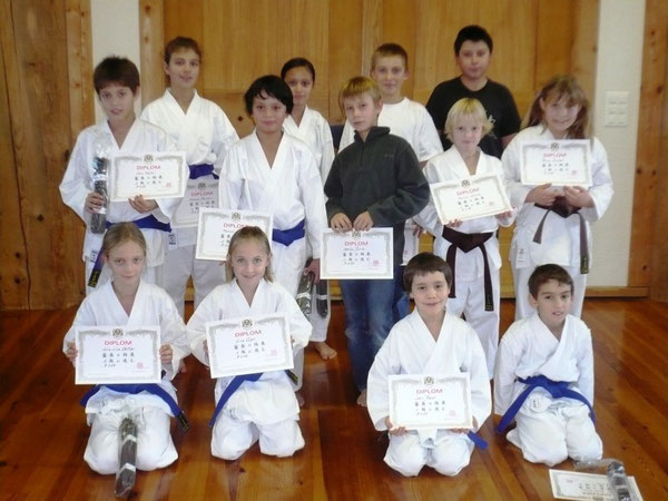 Gruppenbild Kinder Oberstufe Kyu-Prüfung Dez. 09