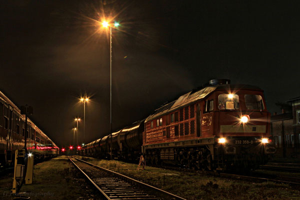 BR 232 im Bahnhof Simbach am Inn mit Güterzug
