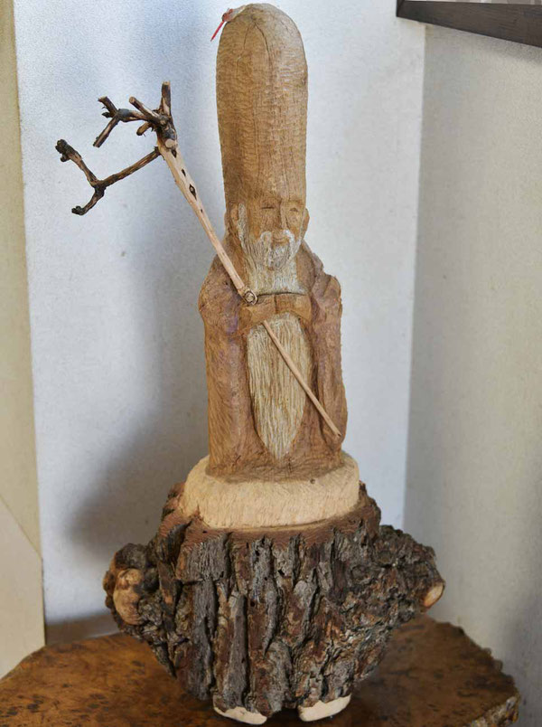 推定樹齢750年カシワの巨木で「福禄寿」を彫った