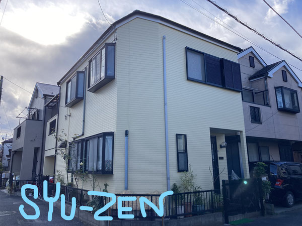 横浜市西区の角地にある住宅。明るい色が角地によく似合いますね。
