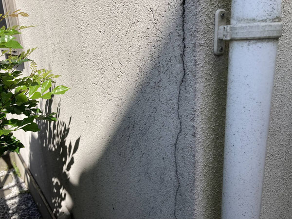 モルタル壁に発生した大きなヒビです。