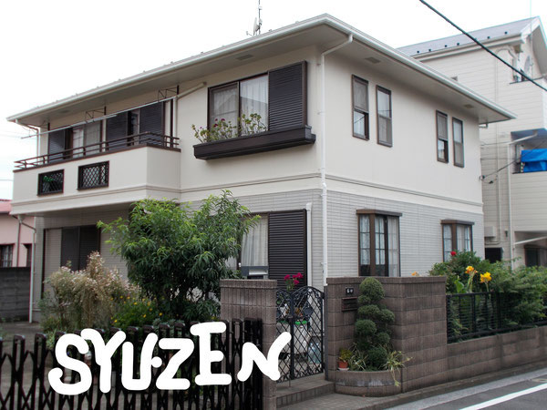 横浜市中区上野町。 ○○様邸の外壁塗装と屋根塗装。明るめの2色塗です。ハウスメーカーのお家でベランダの作りが特徴的でしたね。