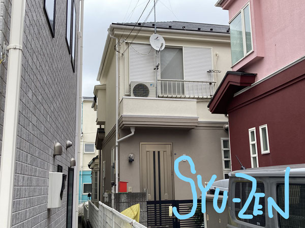 西区の住宅。落ち着いたツートンの塗分けで重厚感がありますね。