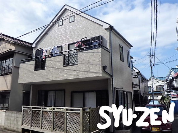 横浜市中区山元町。外壁塗装と屋根塗装。 艶々の仕上がりです。シンプルな色ですが正面のウッドデッキがアクセントになってます。