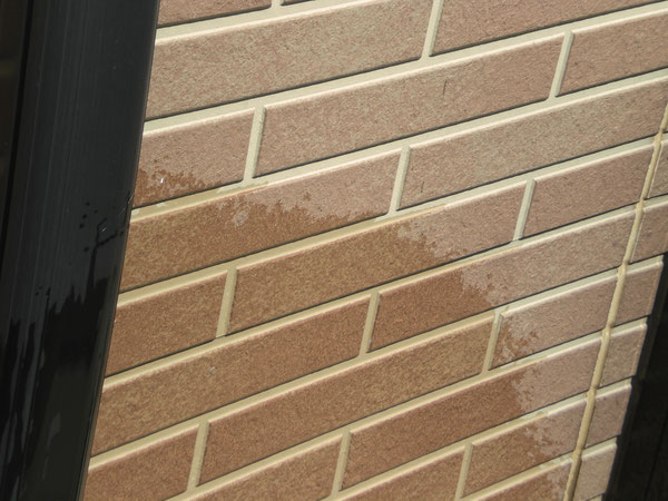 幼魚受けサイディングの外壁に発生する水痕は防水性の低下のサインです。