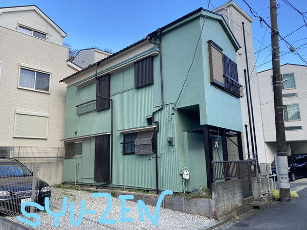 西区の住宅。このグリーンは家の形状や年式を問わずによく似合います。