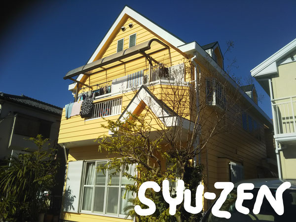素敵な黄色。とんがり屋根が良く似合います。