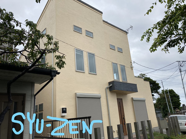 クリーム色が大きな壁によく似合います。